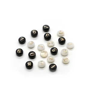 Perles de collier DIY avec disques en résine noirs et blancs et chiffres dorés 0-9