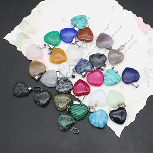 Set di ciondoli in pietra naturale a forma di cuore con ganci in argento su schede