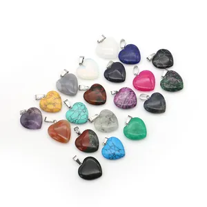 Set di ciondoli a cuore in pietra naturale con ganci metallici in vari colori e gemme