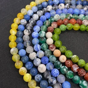 Macro-opname van 8mm groene vuuragaat en kleurrijke natuursteen kralen voor DIY sieraden