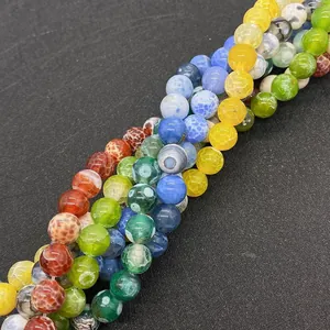Macro-opname van 8mm groene vuuragaat kralen met drakenadertextuur voor DIY sieraden