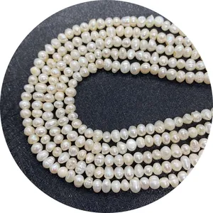 Rangs de perles d'eau douce blanches naturelles pour bijoux DIY sur fond noir