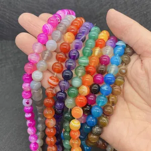 Gros plan de perles d'agate rayées de 8 mm en couleurs vives pour la création de bijoux