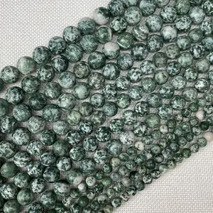 Vue détaillée de perles en pierre naturelle à motif marbré vert pour création de bijoux