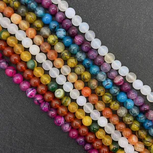 Primo piano di perline tonde in agata naturale colorata con trame vivaci per gioielli