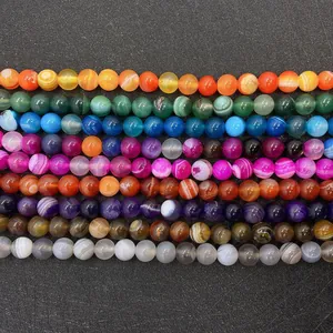 Vue macro de perles d'agate rayées colorées de 8mm pour la création de bijoux DIY