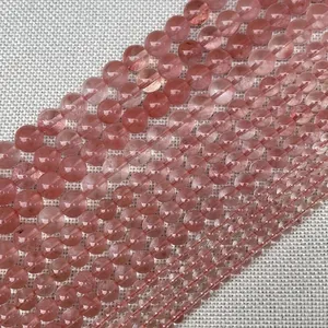 Vista macro di perle in pietra naturale rosa con superficie tonda lucida per gioielli