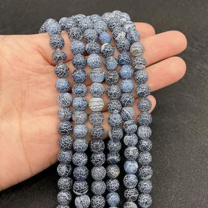 Detail van blauwe drakenaderagaatkralen met witte kraakpatronen voor DIY-sieraden