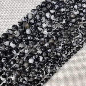 Dettaglio di perle in pietra diaspro zebra naturale con venature in marmo bianco e nero