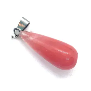 Nahaufnahme von rosa tropfenförmigem Naturstein-Anhänger mit polierter Oberfläche und Silberöse