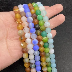 Gros plan de perles d'agate mate de 8mm aux couleurs vives pour la création de bijoux