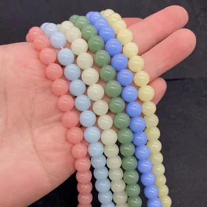 Dettaglio di perline tonde luminose in pietra naturale 6-8mm per gioielli fai-da-te