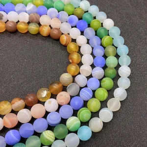Vue détaillée de perles d'agate naturelle mate en couleurs variées pour création de bijoux