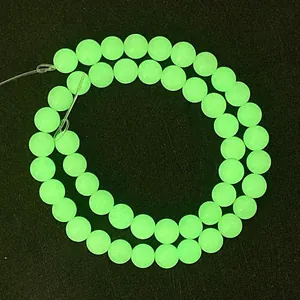 Vista macro di perline tonde verde neon con finitura opaca per gioielli fai da te