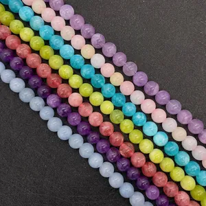 Vue macro de perles en pierre naturelle translucides pour la création de bijoux DIY