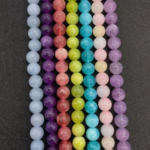 Vue détaillée de perles en pierres précieuses colorées pour la création de bijoux DIY