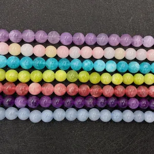 Vue macro de perles rondes en pierre naturelle pour création de bijoux DIY