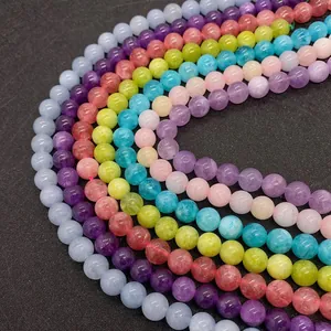 Gros plan de perles rondes en pierres fines multicolores pour la création de bijoux DIY
