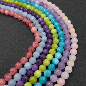 Vue macro de perles rondes en pierre naturelle colorée pour la création de bijoux DIY