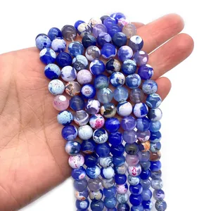 Détail macro de perles d'agate bleue montrant des textures craquelées pour bijoux DIY