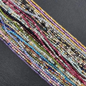 Vista macro de cuentas facetadas de piedras naturales multicolor para joyería DIY
