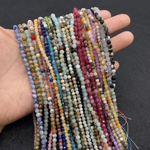 Primer plano de cuentas de piedra natural tallada en varios colores para joyería artesanal