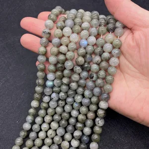 Dettaglio di perle tonde in labradorite naturale con riflessi blu e texture minerale
