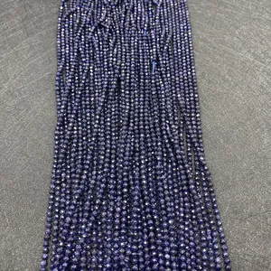 Macro-opname van gefacetteerde blauwe zandsteen kralen met sterlicht effect voor sieraden