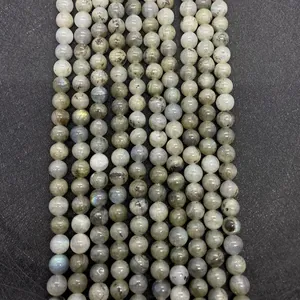 Dettaglio macro di perle tonde in labradorite naturale con riflessi blu e dorati