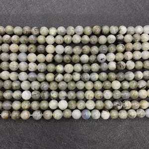 Dettaglio macro di perle tonde in labradorite naturale con riflessi blu e dorati