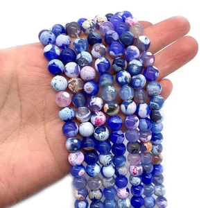 Perles d'agate bleue et blanche pour bijoux DIY avec motifs marbrés sur main