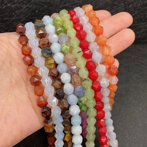 Close-up van gefacetteerde natuursteen kralen in de hand voor DIY sieraden maken