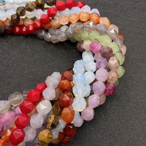 Macro-opname van gefacetteerde kralen van natuursteen zoals tijgeroog voor DIY-sieraden
