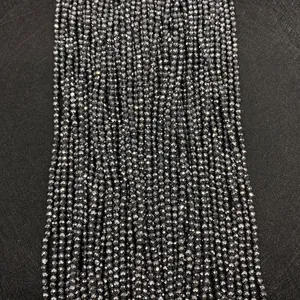 Vue macro de perles en hématite naturelle facettée de 2 mm à 3 mm pour bijoux DIY