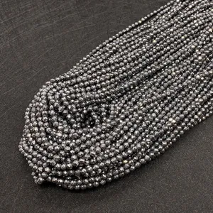 Gros plan de perles rondes en hématite grise facettée pour création de bijoux DIY