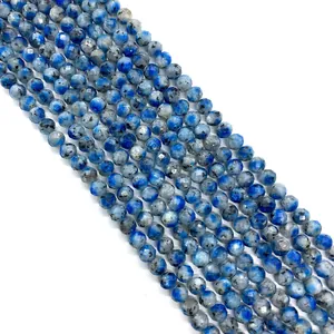 Primer plano de cuentas facetadas de piedra K2 con motas de azurita azul para joyas