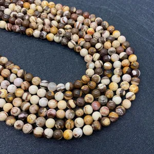 Vue macro de perles en jaspe zébré naturel avec des motifs terreux et texture lisse