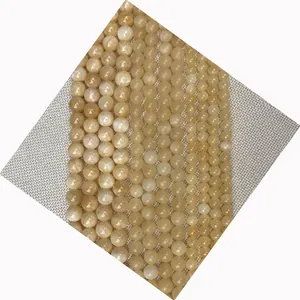 Macro-opname van natuurlijke Crazy Lace Agaat ronde kralen met gepolijste afwerking en aders