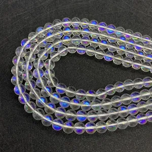 Nahaufnahme klarer Aurora-Quarz-Rundperlen mit irisierender Beschichtung für DIY-Schmuck