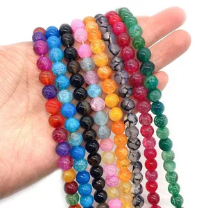 Perle colorate in agata venata di drago per gioielli fai-da-te tenute in mano