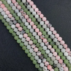 Nahaufnahme von polierten 6-8mm Natursteinperlen in Pink, Grün und Prehnit-Stil