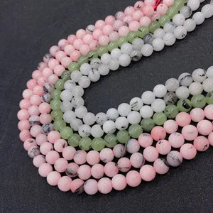 Makroansicht von Natursteinperlen in Rosa, Grün und Weiß für DIY-Schmuckherstellung
