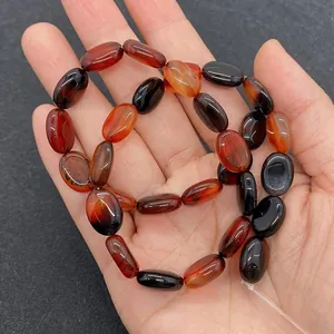 Detaillierte Makroaufnahme von 10x14mm ovalen roten Achat-Perlen für DIY-Schmuck
