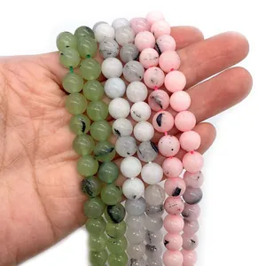 Prehnit und Quarz Edelsteinperlen für DIY-Schmuck in der Hand gehalten, 8-10mm