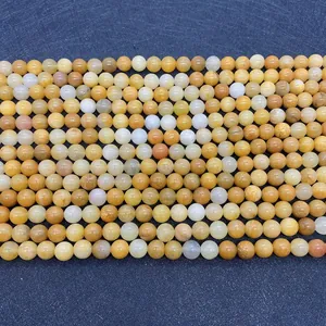 Makroaufnahme natürlicher gelber Topas-Rundperlen mit glatt polierter Oberflächenstruktur