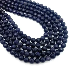 Gros plan de perles rondes en pierre de sable bleu scintillant pour création de bijoux DIY