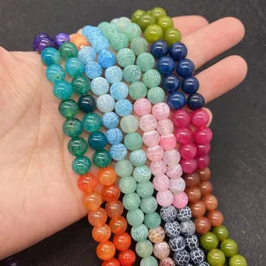 Detailweergave van gekleurde matte agaatkralen met drakenadertextuur voor DIY-sieraden