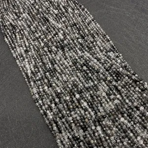 Primo piano di perle sfaccettate in quarzo rutilato nero 2-4mm per gioielli fai da te