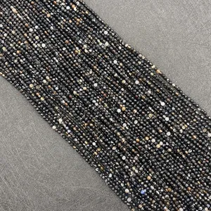 Vista macro de cuentas facetadas de ónix negro natural con texturas minerales para joyería
