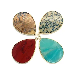 Lot de quatre pendentifs en pierre naturelle en forme de larme avec bordure dorée